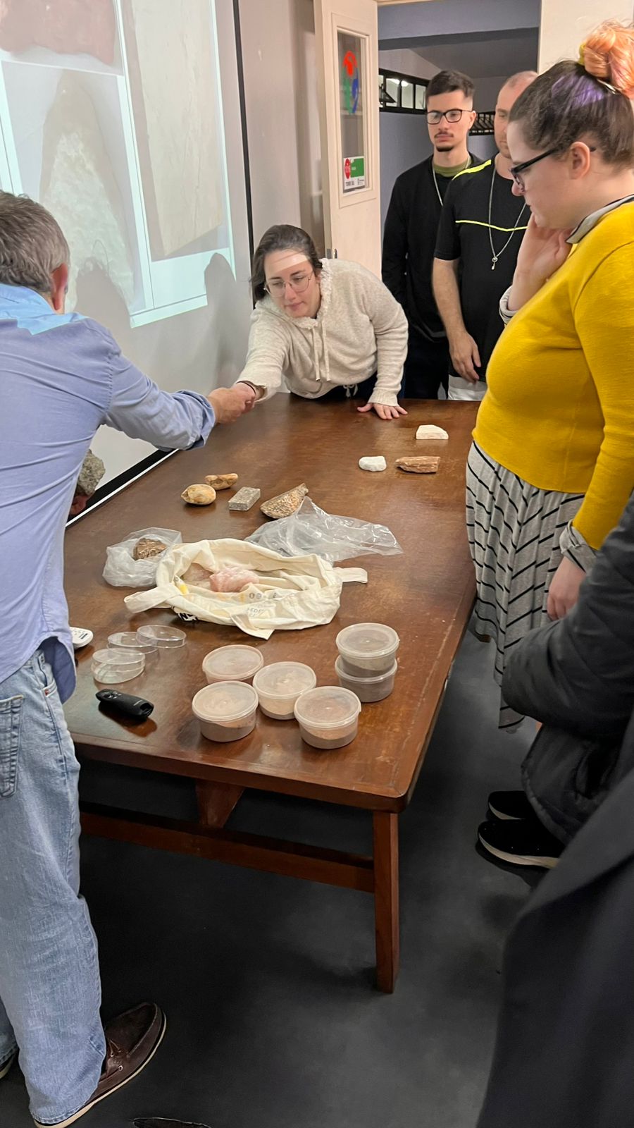 Estudantes da Licenciatura em Ciências da Natureza participam de oficina sobre constituição do solo e ensino de Ciências